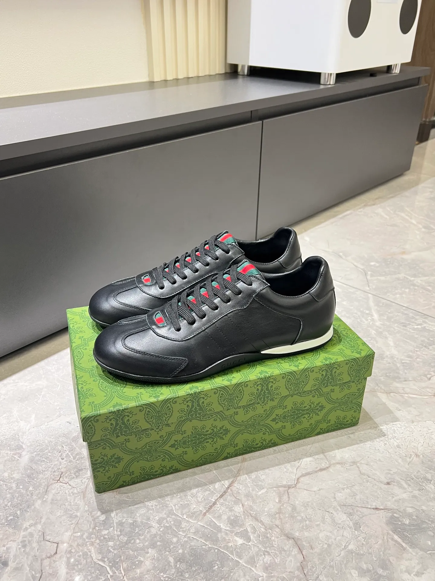 Men's shoes 💰p400 Gucci Shift series sports shoes, featuring lightweight thin sole design, suede + canvas + technical fabric splicing, perfect texture! The tongue and heel have red and green webbing, which is highly recognizable✨. The classic brown + off-white color scheme is retro and modern. The shell-toe shoe shape makes the feet smaller. It is perfect for daily wear or skirts and trousers. The upper fabric + elastic heel is easy to put on and take off, and the wrapping feeling is comfortable. It can be used for commuting and leisure. It has become one of Demna Gvasalia’s hottest items after taking over🔥. size: 38-45!